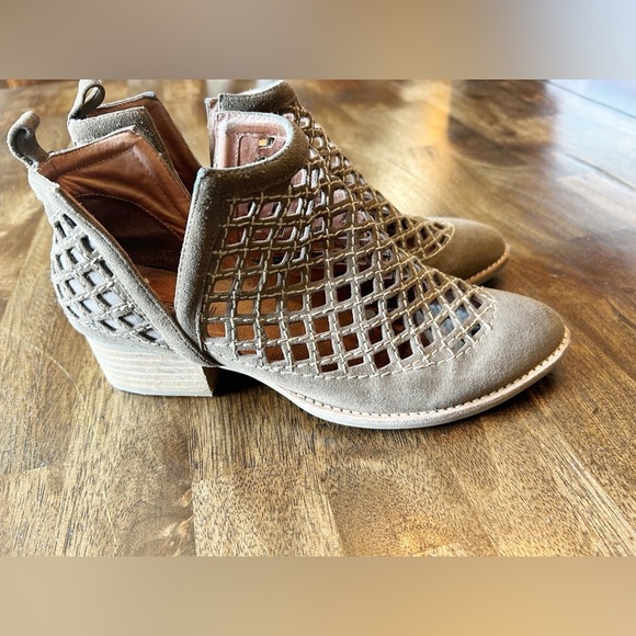 Jeffrey Campbell Taggart Suede Ankle Booties Size 7.5 - Picture 2 of 10